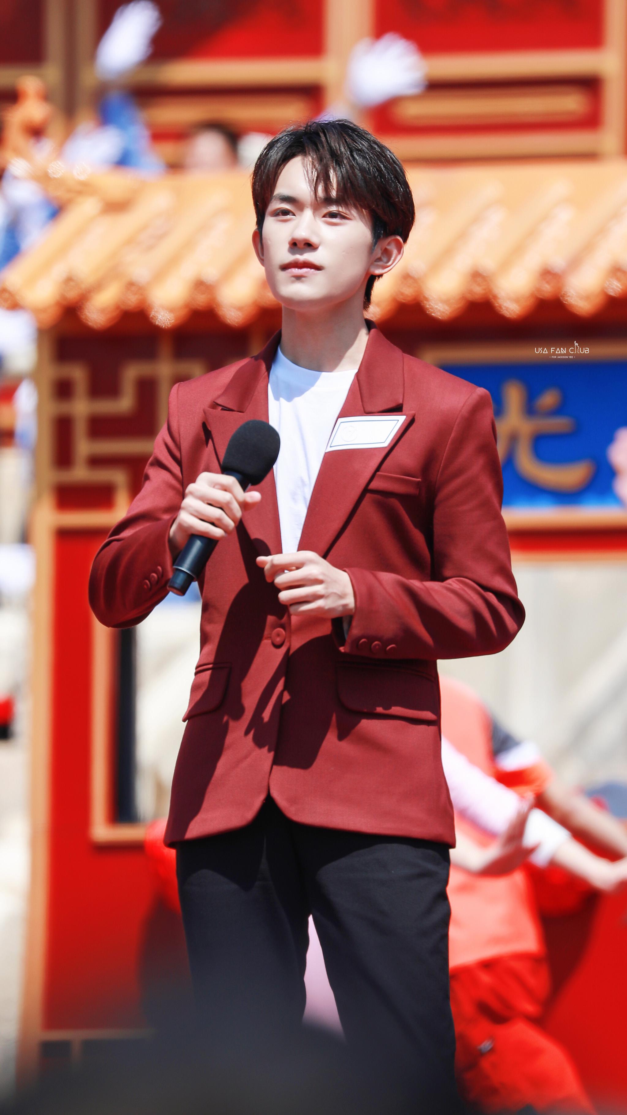 一身红色西装清朗俊秀|易烊千玺|红色|晚会_新浪网