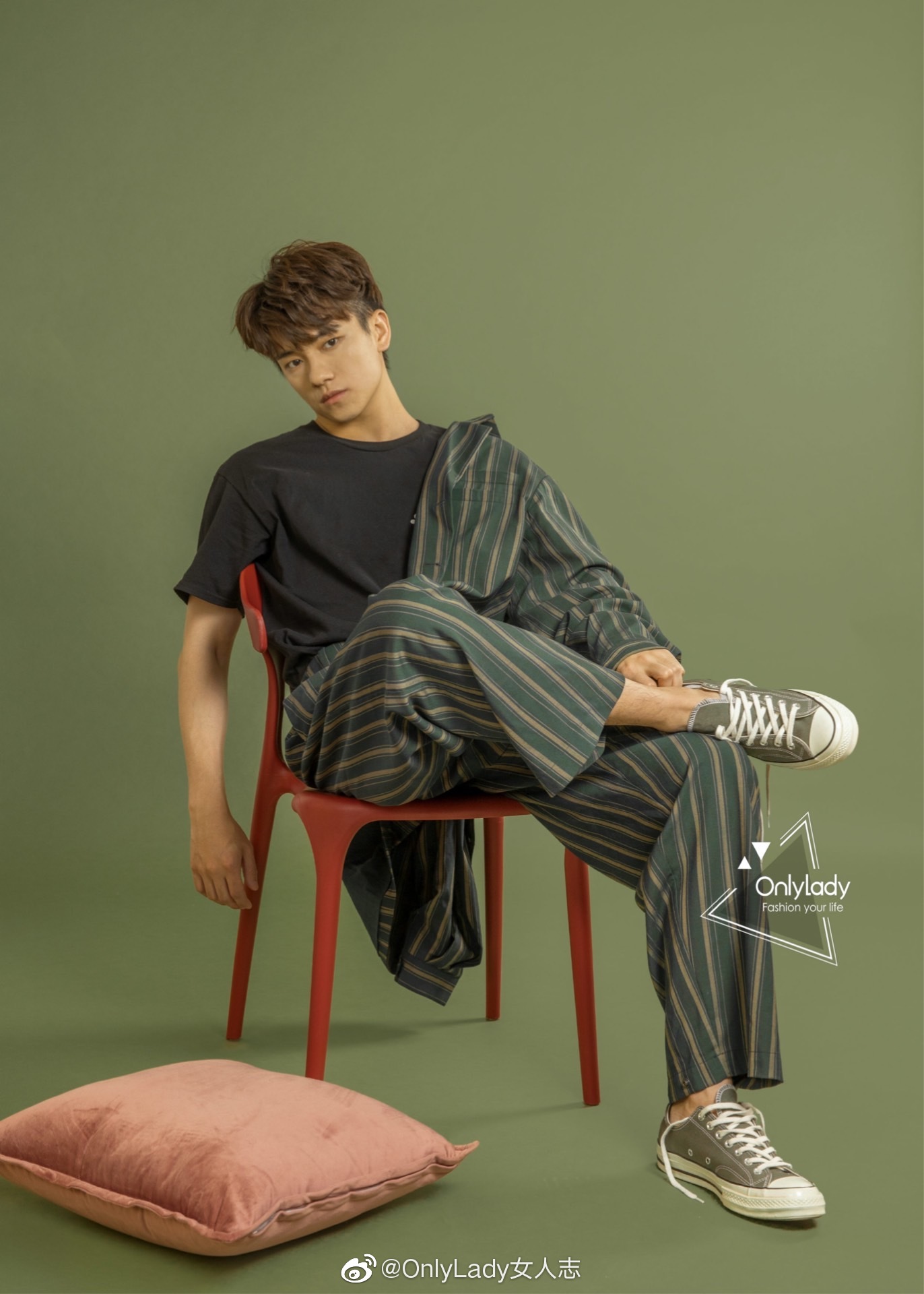 演员@张帆_fannn 发布一组全新写真,墨绿色条纹西装外套