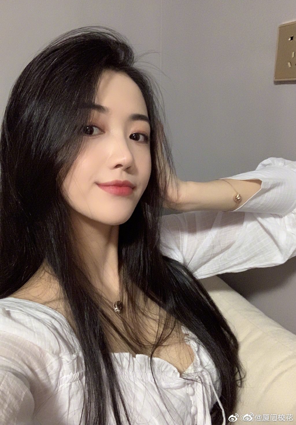 她叫周佳慧,99年,身高162cm,来自成都,很有气质的女生