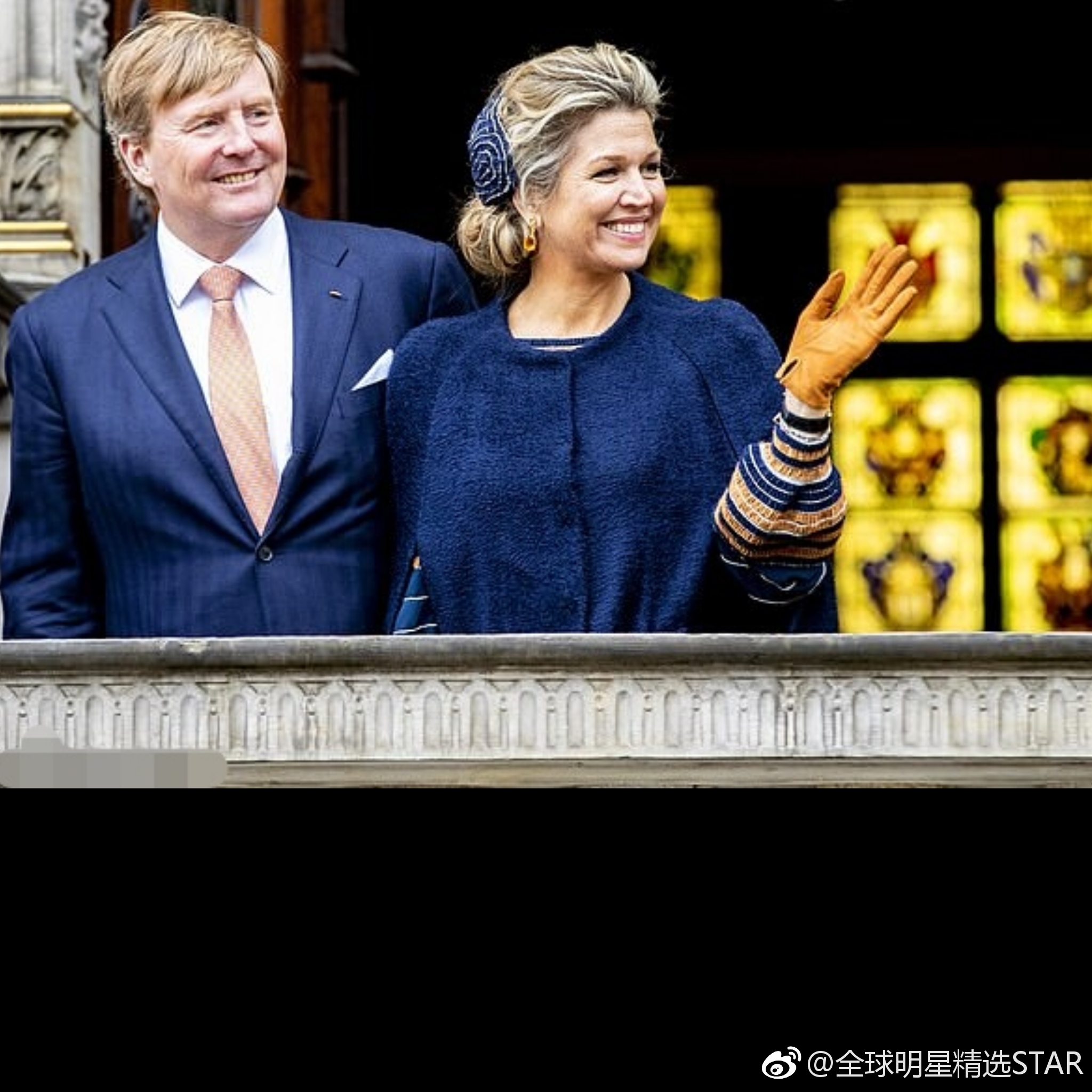 荷兰王后马克西玛盛装出访德国,入乡俗随拍马腿,祈求好运