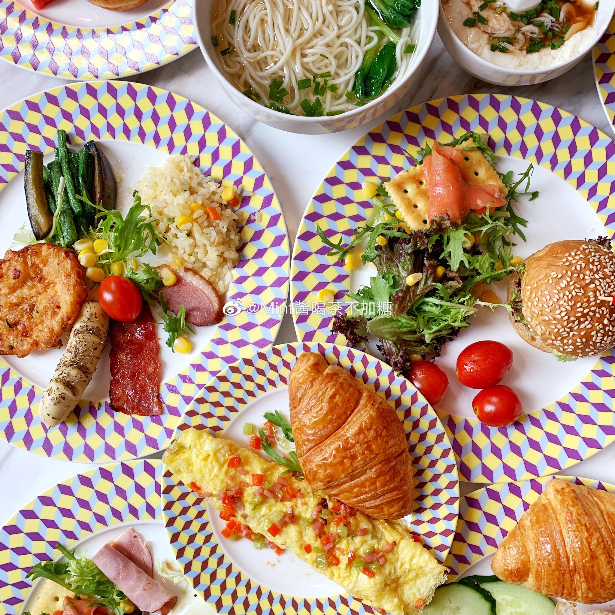 一整桌丰盛的自助早餐吃早餐什么的最幸福了