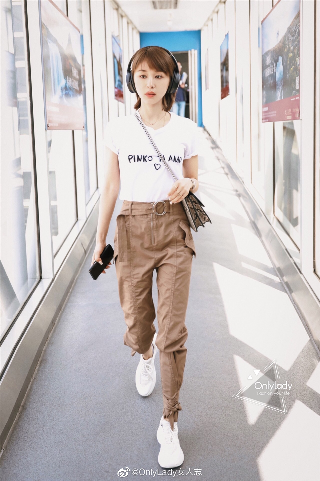 王子文oli 现身机场,工装裤搭配白t恤