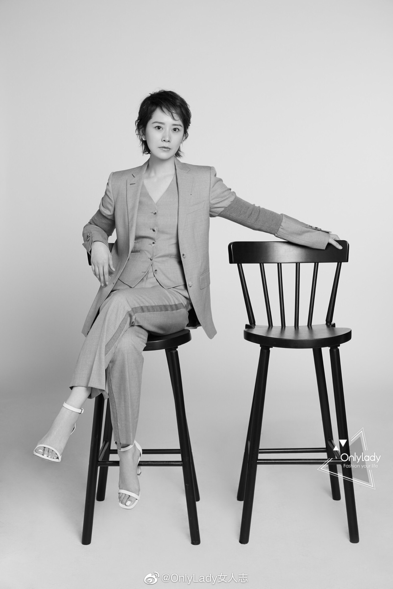 演员@海清 一组时尚大片释出,中性西装风率性利落