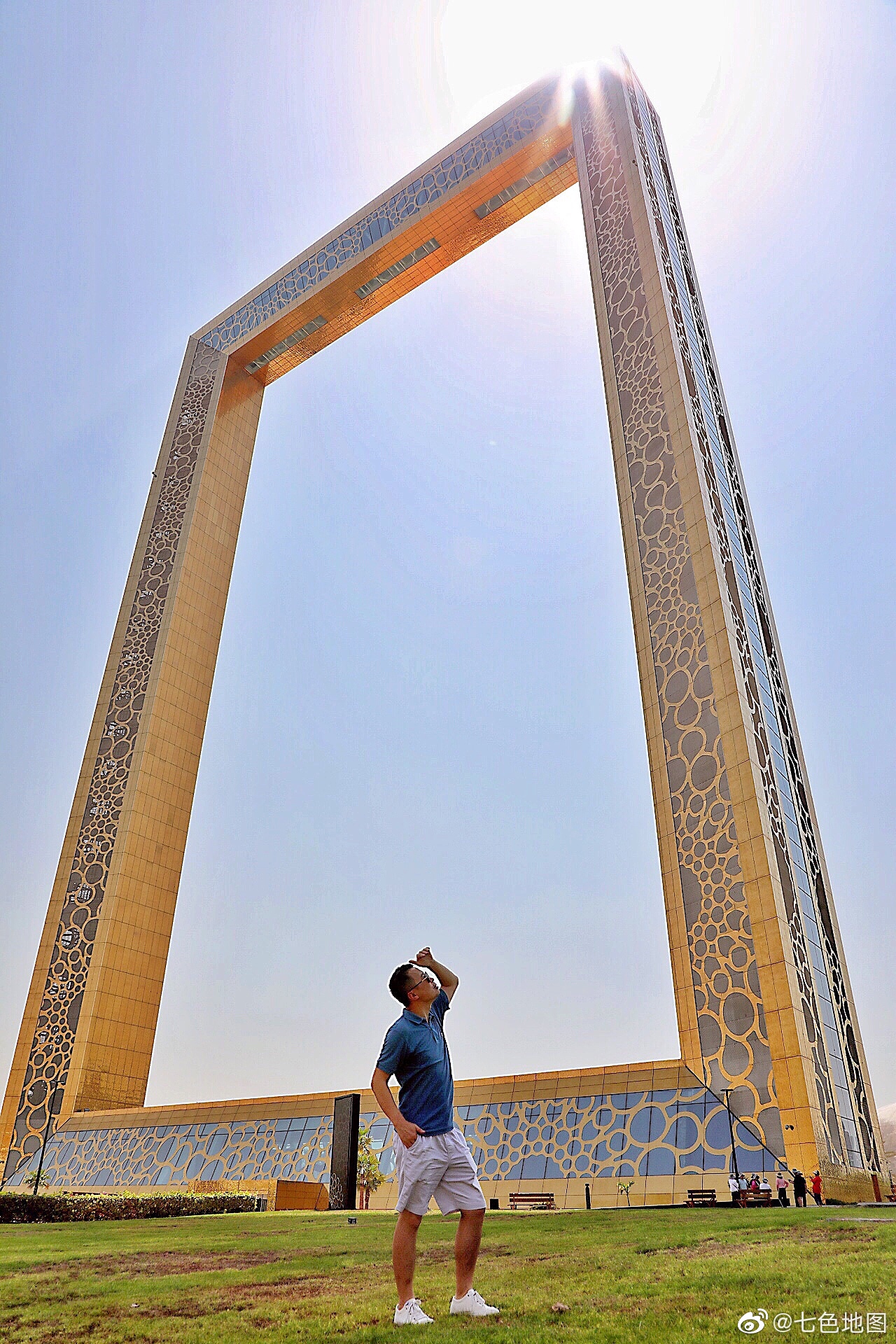 迪拜最新地标,"迪拜相框"(dubai frame),外表全部贴金