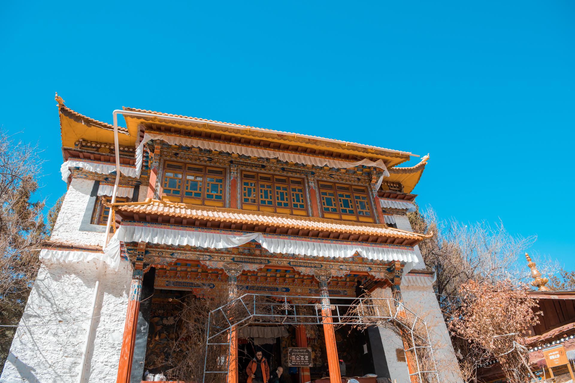 巴松措,四周的雪山其中环绕,湖中有一个小岛叫扎西岛|扎西岛|巴松措|