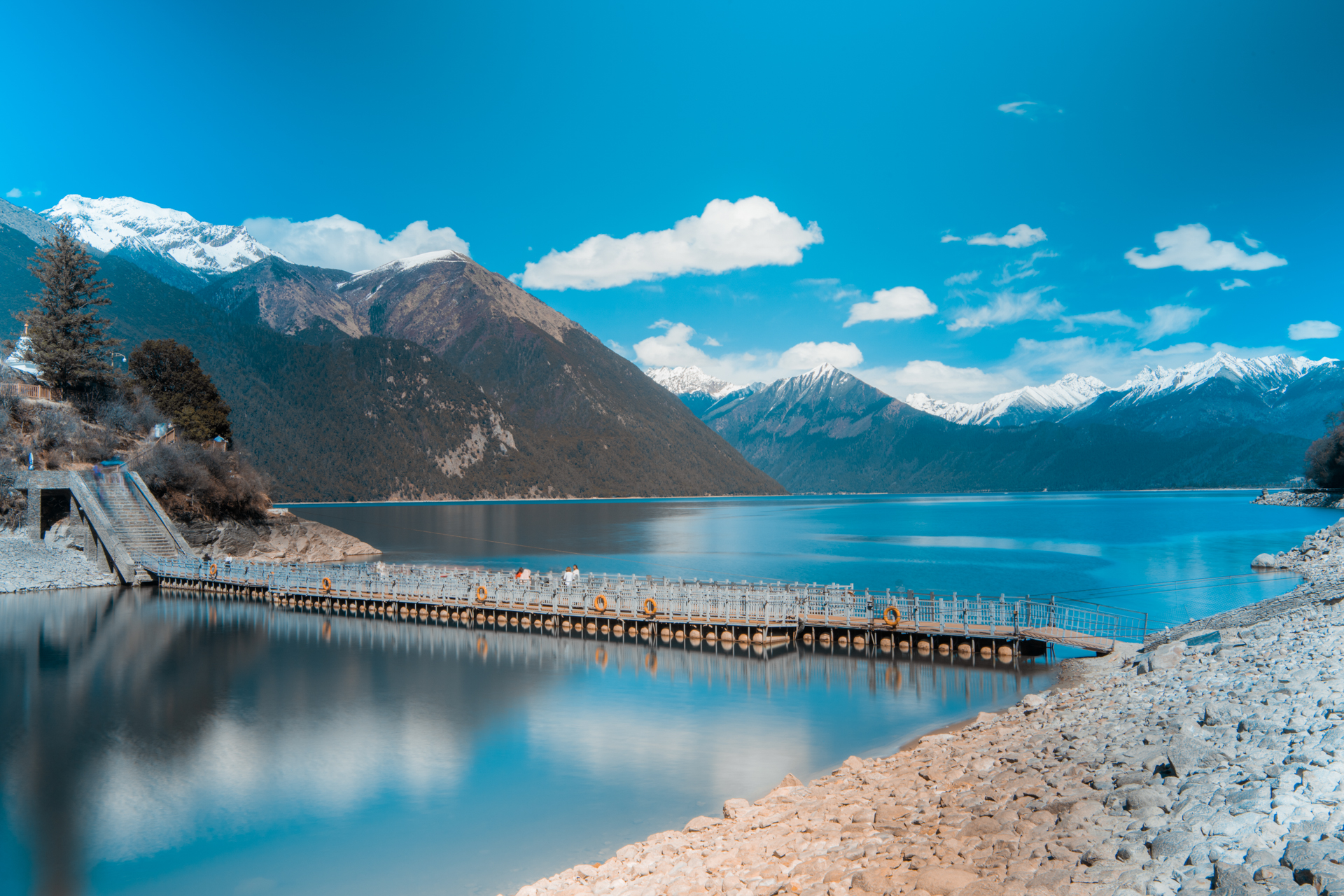 巴松措,四周的雪山其中环绕,湖中有一个小岛叫扎西岛
