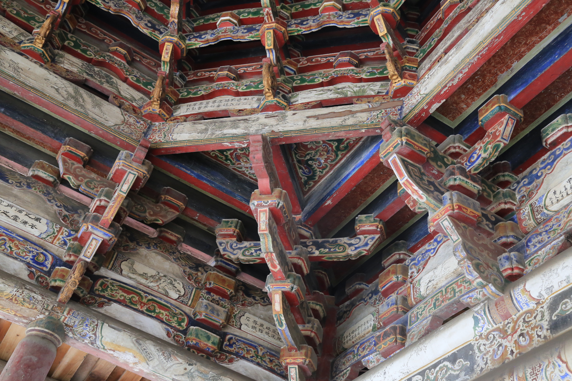 鹿港龙山寺二全寺建筑精华戏台的藻井和斗拱