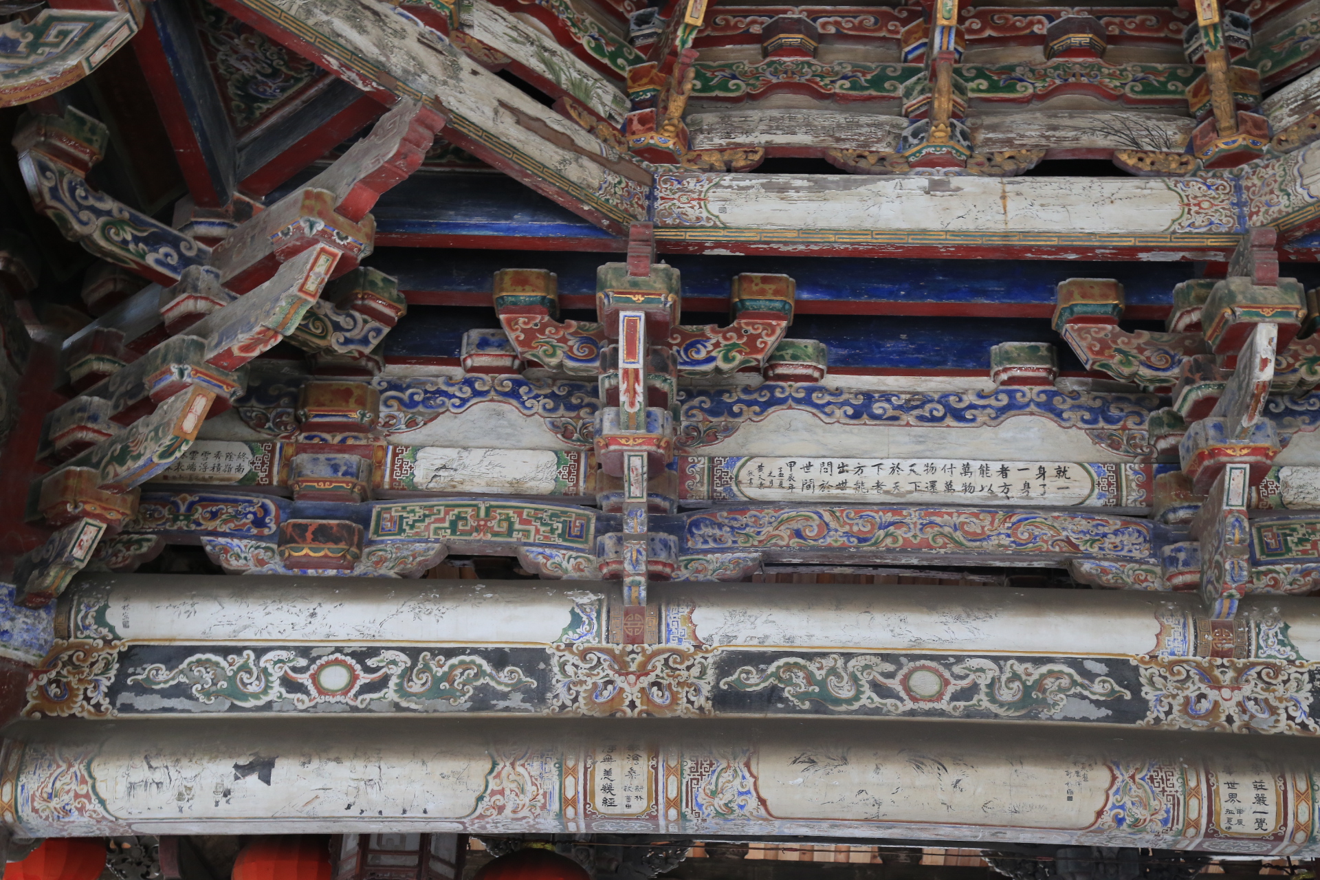 鹿港龙山寺二全寺建筑精华戏台的藻井和斗拱