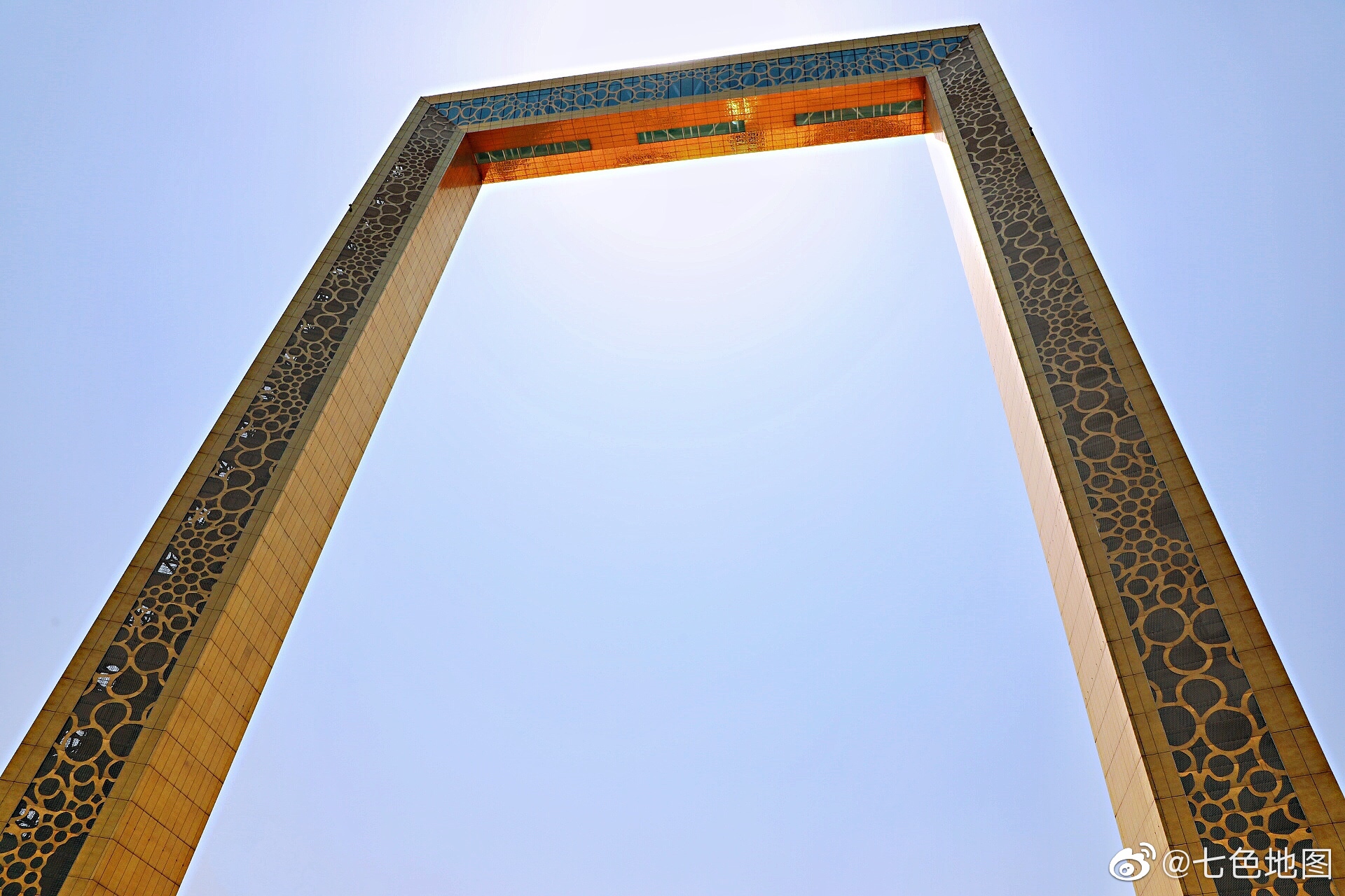 迪拜最新地标,"迪拜相框"(dubai frame),外表全部贴金