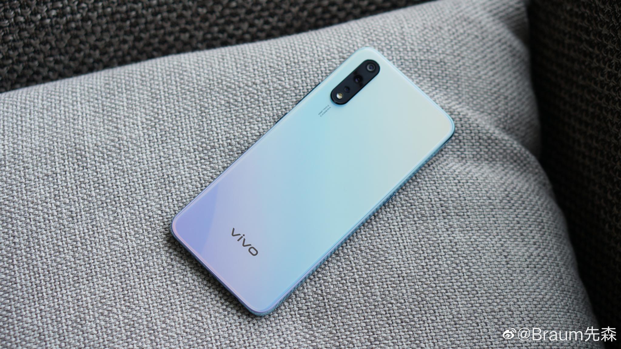 在从酒店出发前拍了一组vivoz5全息幻彩色图赏颜值在中端机中