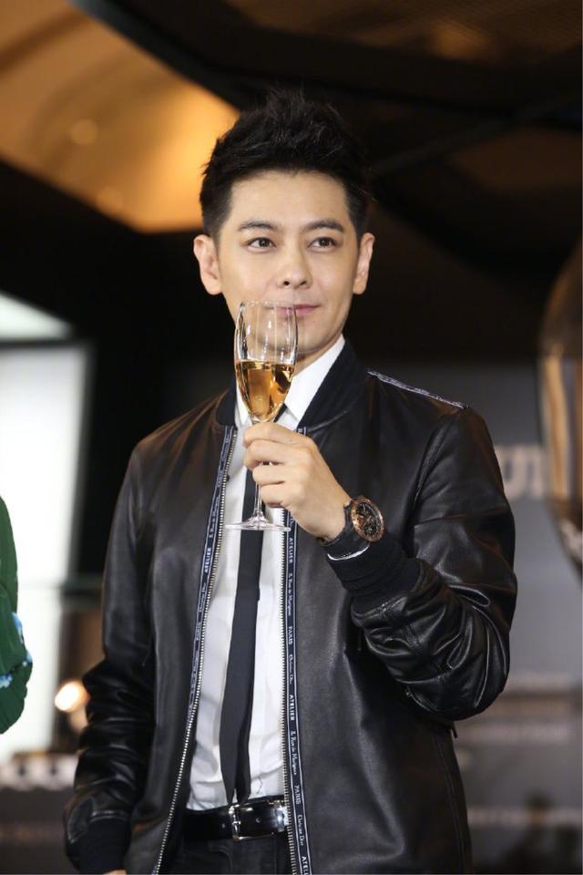 "不老男神"林志颖出席活动,穿皮衣酷范十足,依旧是那么帅!