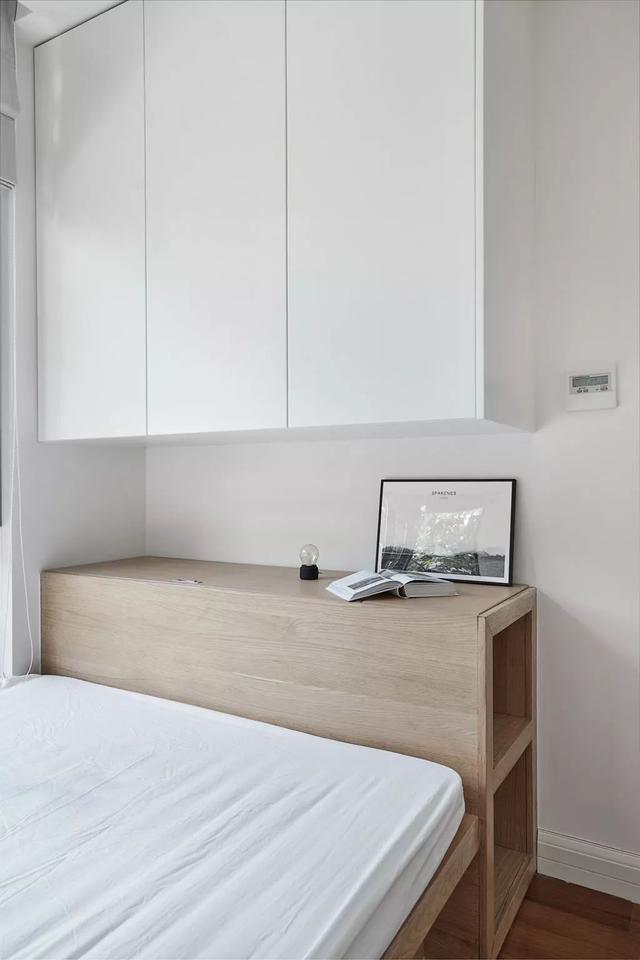 136平北欧风四居,浅色沙发与原木边柜营造出精致又迷人的韵味