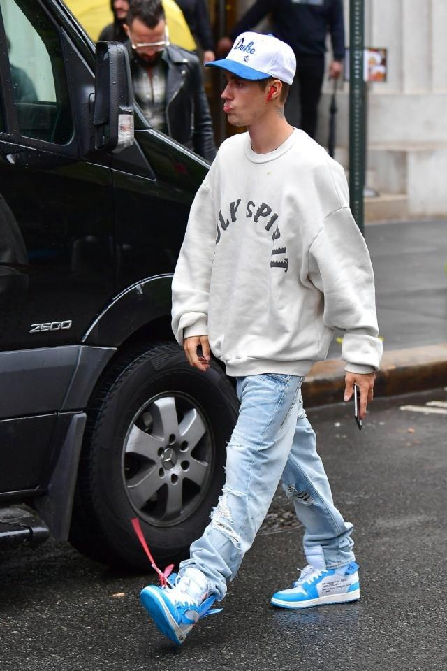 贾斯汀比伯的街拍清新的蓝白色系穿搭却显露一脸忧郁