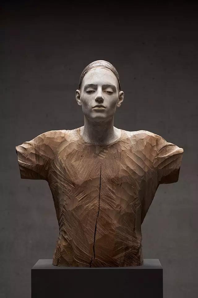 他用一把刻刀将木头变成女神,惊艳了世界!|布鲁诺|木雕|雕塑_新浪新闻