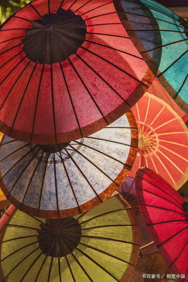 伞花,伞花下或一个人踽踽独行或两个人并肩漫步,雨滴顺着伞檐滴滴答答