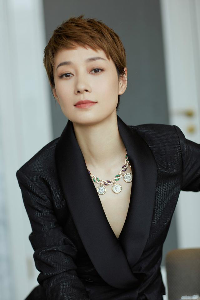 婚变后马伊琍出镜更频繁了亮片西装飒爽利落夏琳美回来了