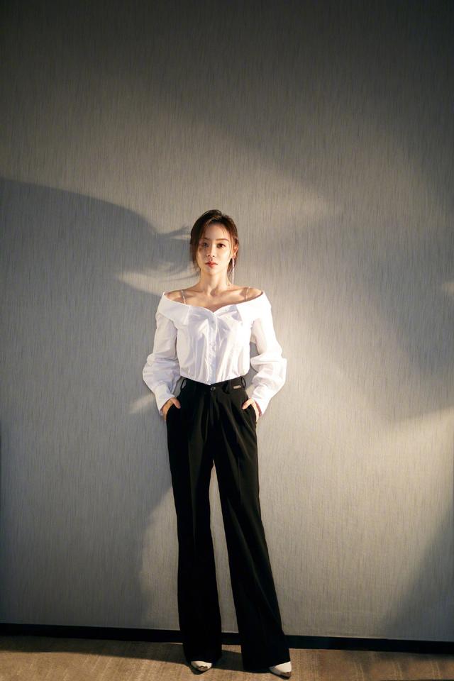 袁姗姗这时尚表现力绝了,穿薄荷绿毛衣配阔腿裤,33岁清新甜美