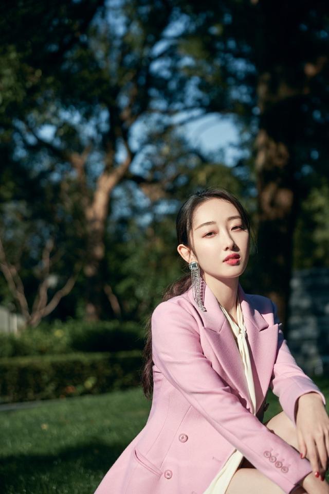 清纯甜美少女蒋梦婕户外粉色西装白嫩长腿养眼写真图片