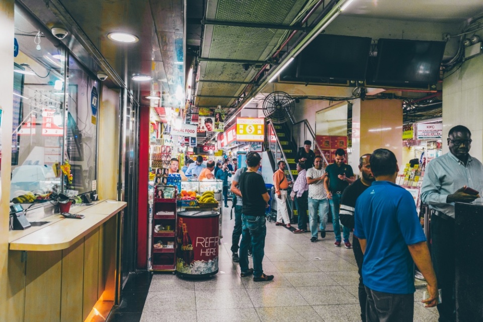 印度人聚集的重庆大厦到底多危险:中国女游客被搭讪邀请出游