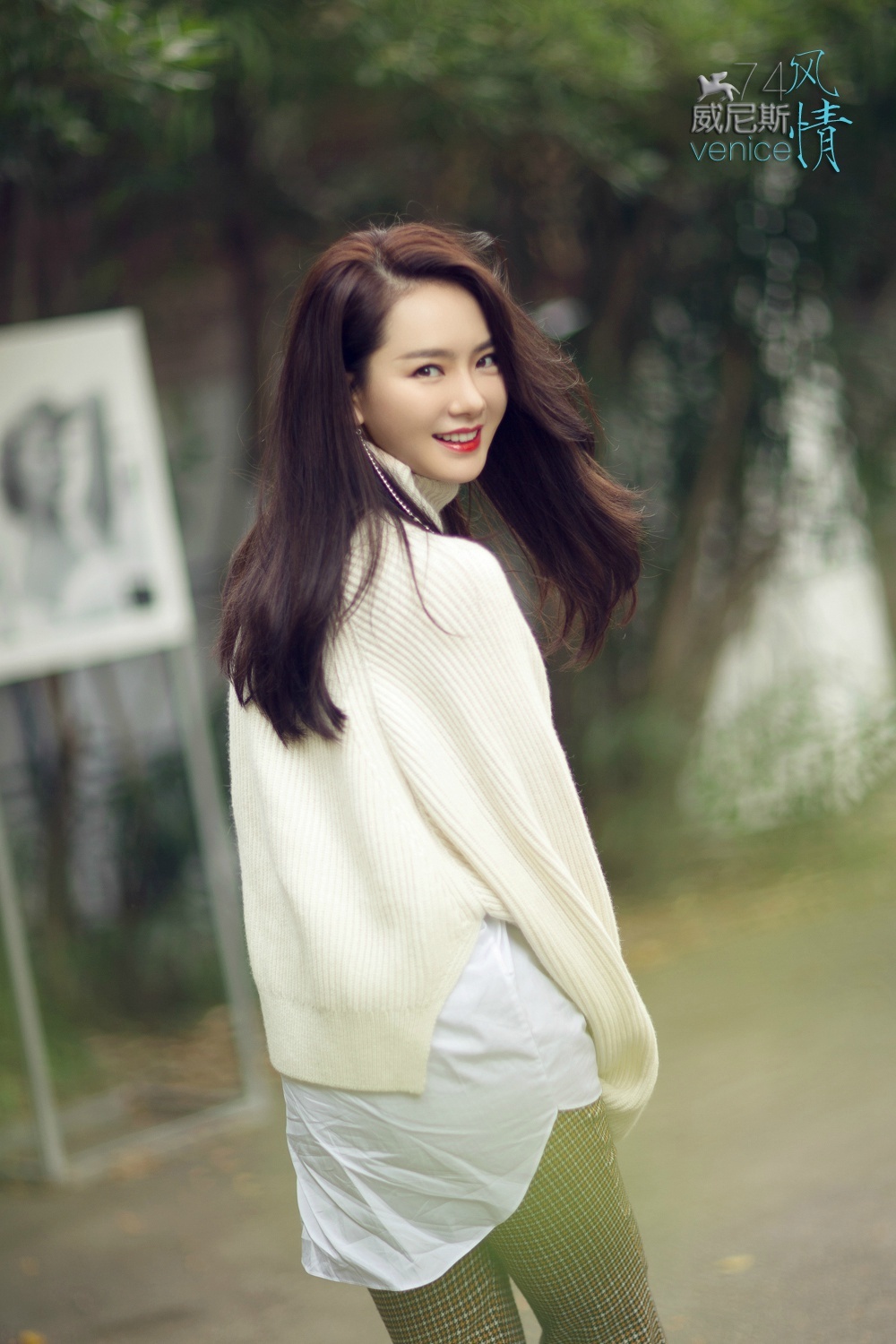 戚薇拍摄威尼斯风情大片 白衣红唇展优雅知性美
