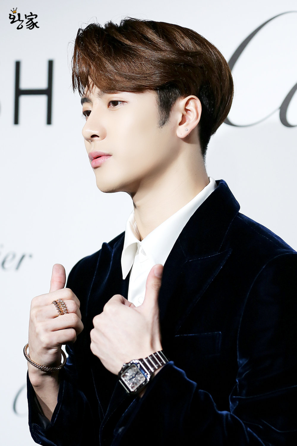 王嘉尔昨日现身上海出席活动,以神秘而华贵的丝绒绅士装亮相