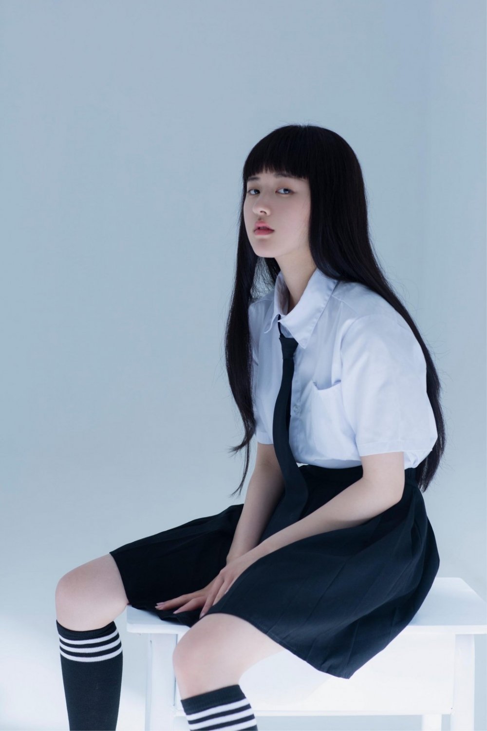 清纯美女赵露思领带制服性感黑丝撩人咬唇写真