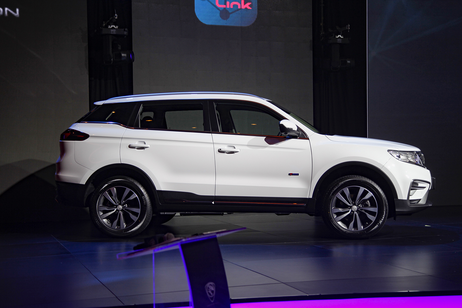 关于宝腾x70:1·可视为吉利博越的换标版本,除此之外还采用右舵布局.