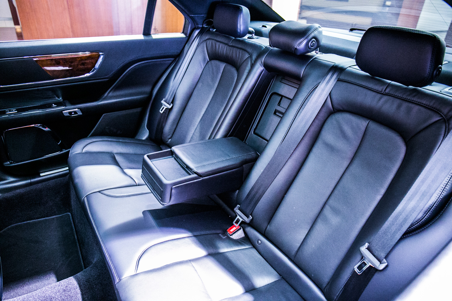 普通的中大型车前后排空间可能五五开,但林肯大陆明显是后排更大.