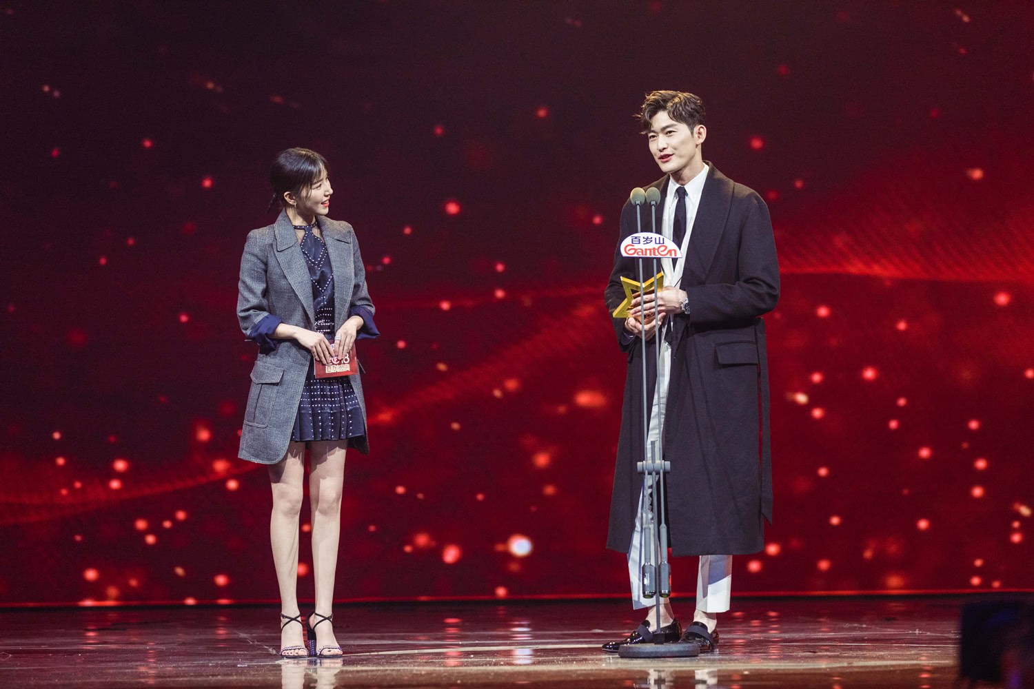 演员阚清子受邀出席颁奖晚会,并获得"年度演艺风尚女演员"奖.