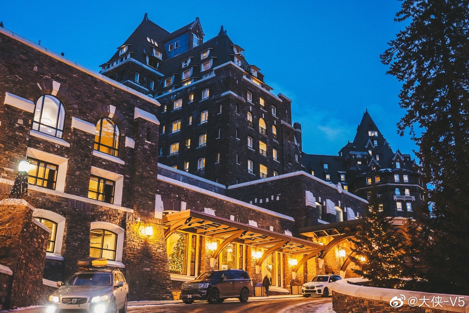 坐落在加拿大落基山的费尔蒙班夫泉城堡酒店,始建于于1888年_高清图集