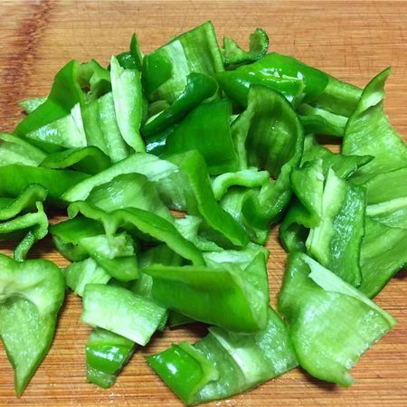 青椒炒腊排,吃起来味道醇香,肥不腻口