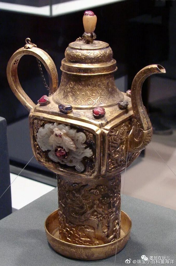 定陵金托爵——此套酒器1958年出土于北京定陵,由金托,金爵组成