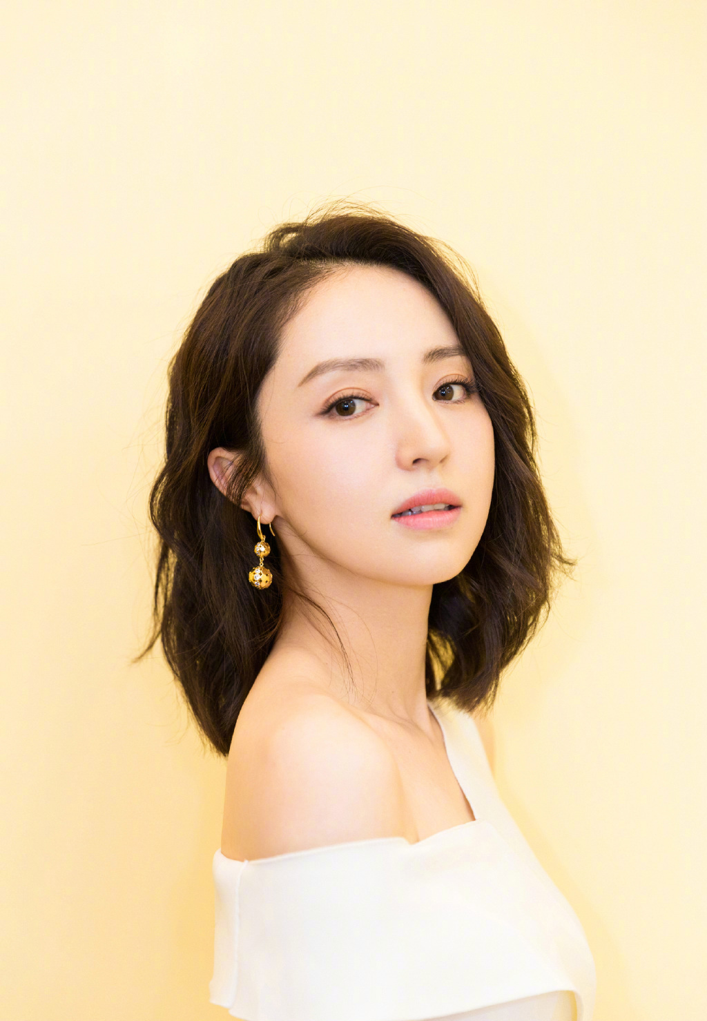 36岁董璇换发型更美了,剪短发造型清爽减龄似大学生,看完也想剪