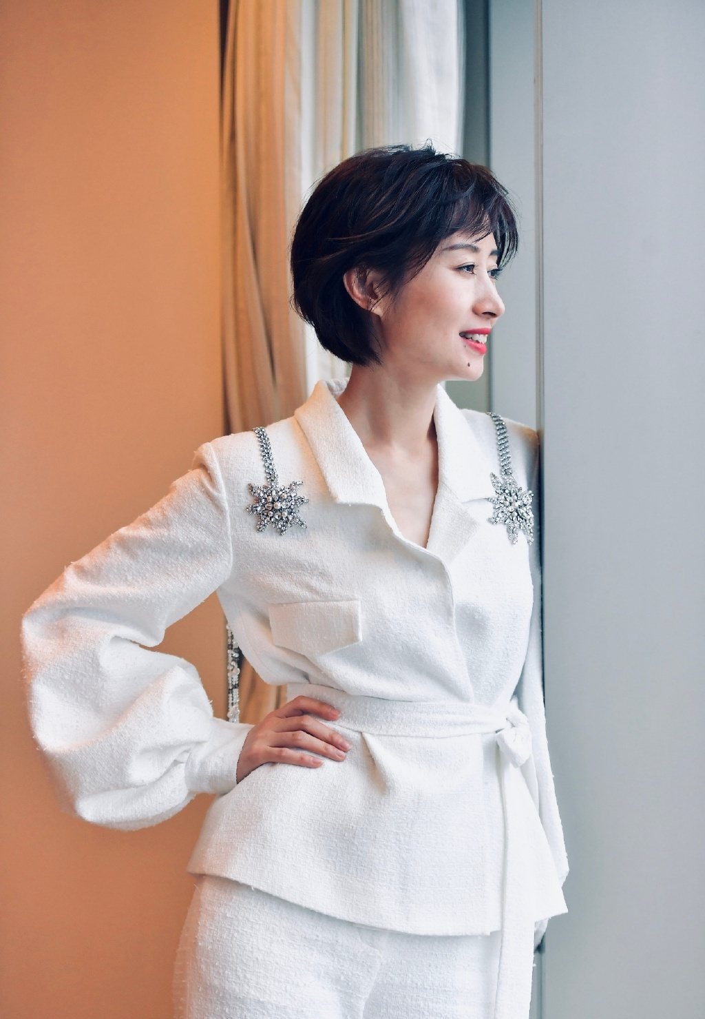 43岁刘敏涛只不过是剪款短发,气质都不一样了,意外很高级又减龄