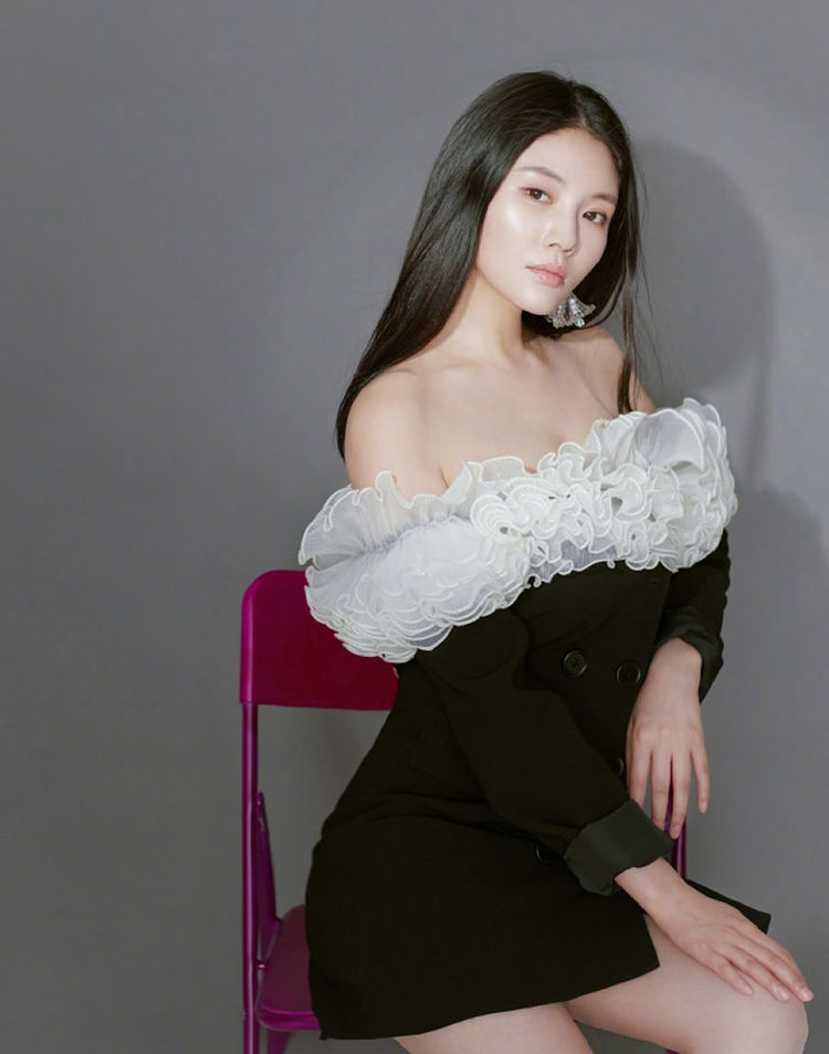 徐冬冬时尚写真,"一字裙"气质又女神,网友:换风格也好看!