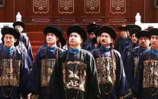 古代上早朝时，文武百官都要参加，他们如果“内急”该怎么办？|皇帝|内急|文武百官_新浪新闻