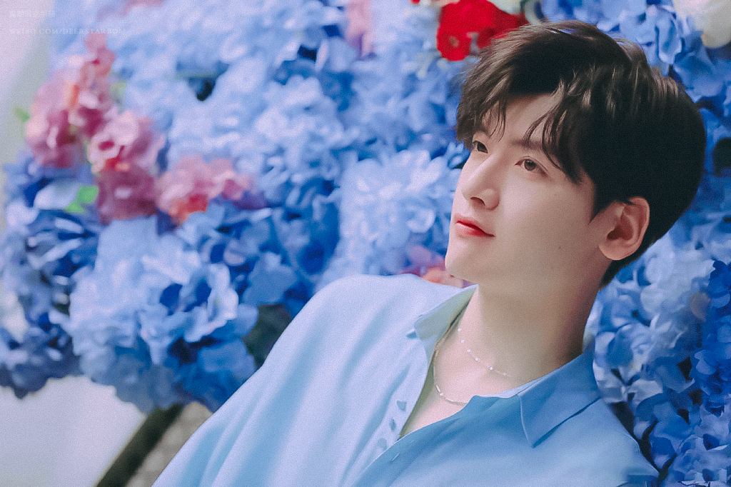 1 / 8  这个话题怎么能没有我们花仙子翟潇闻～快来接受帅哥的美颜