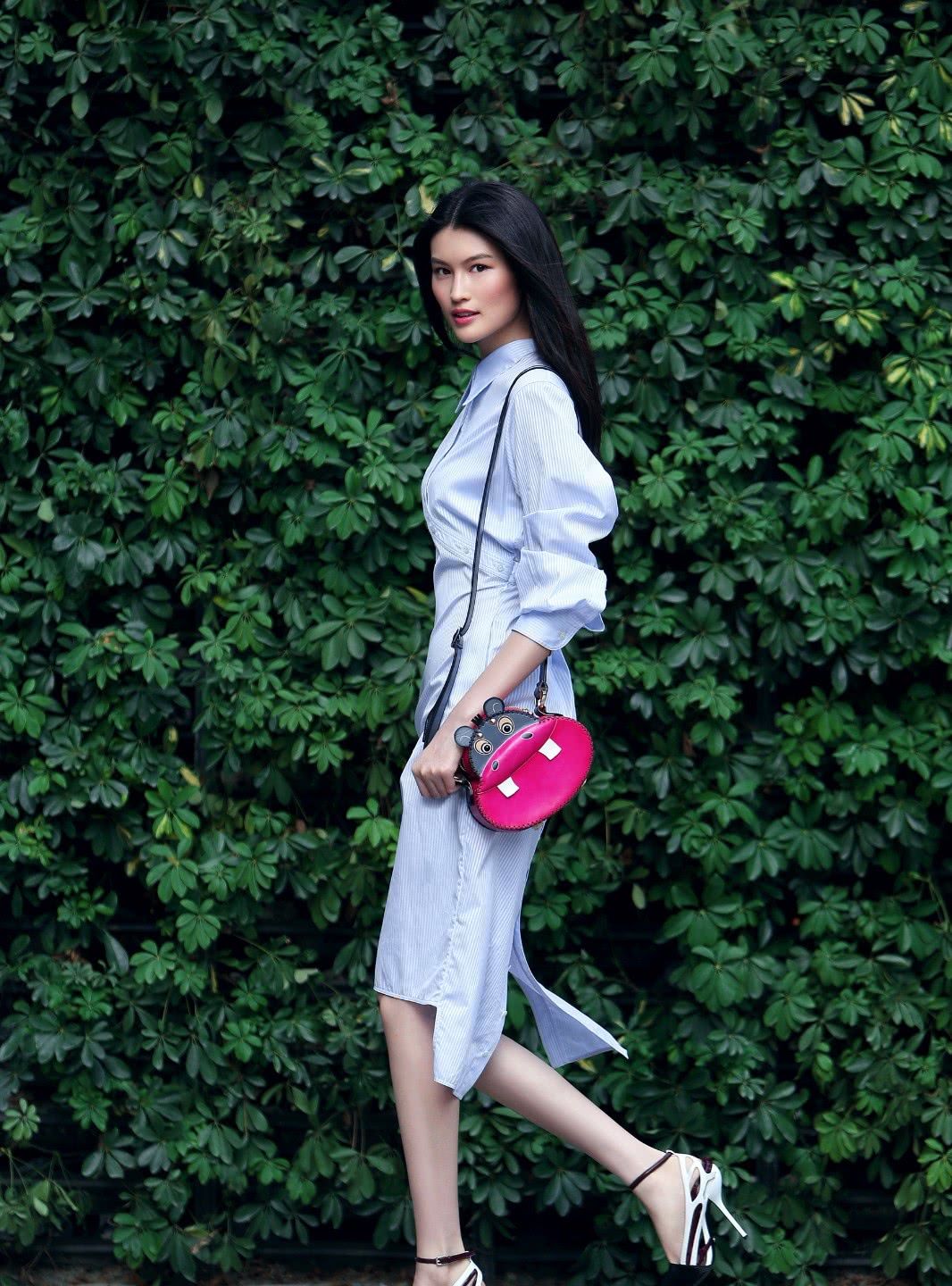 何穗v领睡衣超性感,配过膝高筒靴露一截大腿,看得竖起大拇指