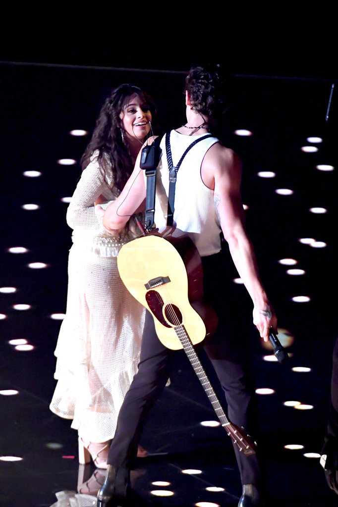 当地时间8月26日,在2019年上表演的 蒙德shawn mendes和女友camila