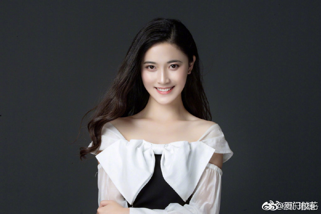 她叫陈瑜婕99年就读于中国传媒大学身高172cm