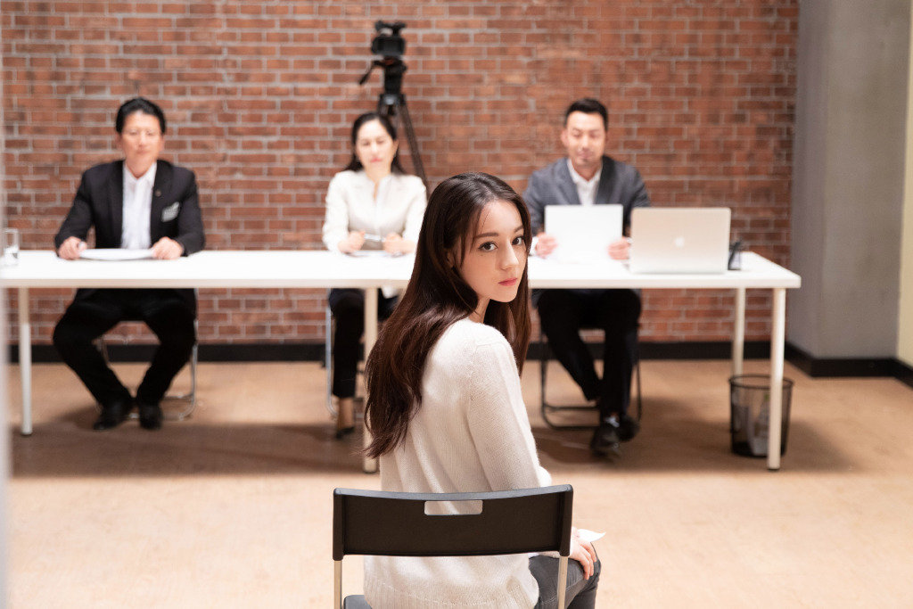 迪丽热巴化身考生重回考场,网友:教科书式坐姿和站姿