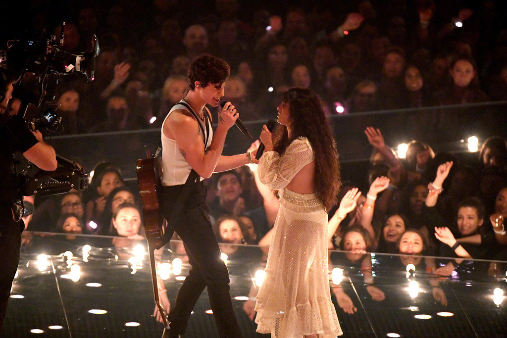 当地时间8月26日,在2019年上表演的 蒙德shawn mendes和女友camila