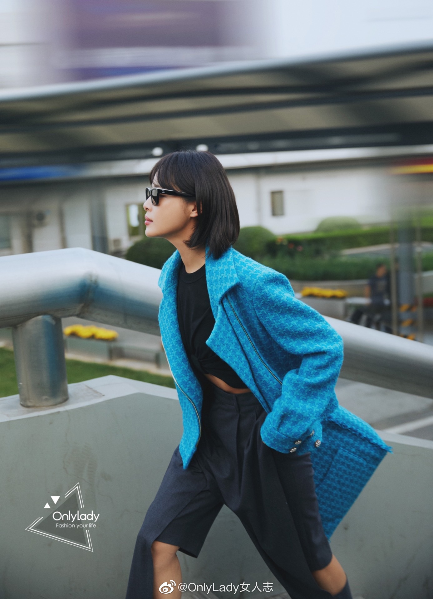 演员@辛芷蕾 身着@香奈儿chanel 2019秋冬高级成衣系列斜纹软呢外套