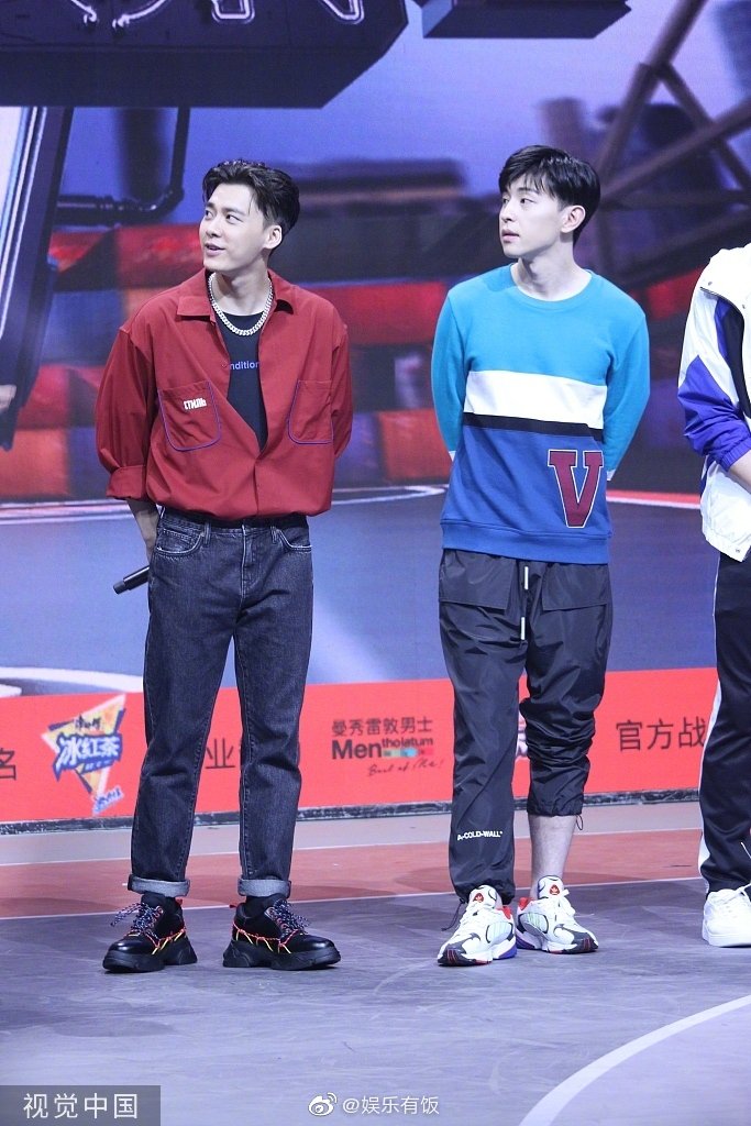 李易峰邓伦在北京出席我要打篮球发布会一红一蓝
