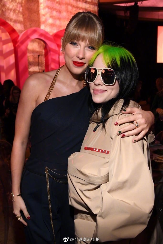 霉霉和碧梨在音乐颁奖典礼上同框了!霉霉好美,碧梨也太酷了吧