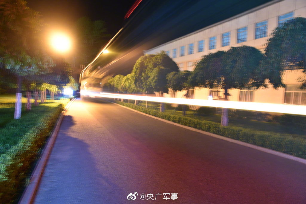 看小 火 伴们如何从 夜训 走向 夜战