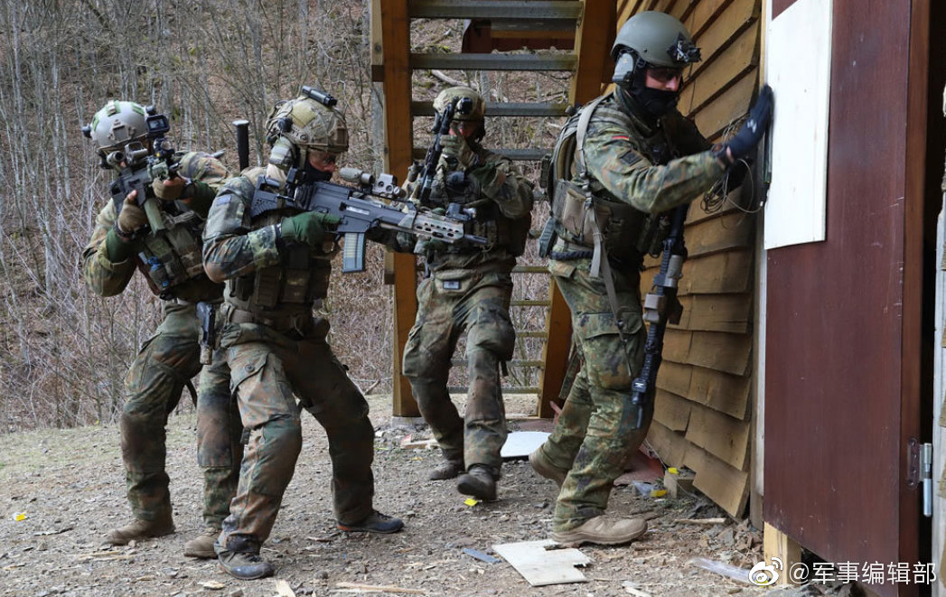 德国伞兵在训练场实战演习,通过多项专业技能训练,战斗力强