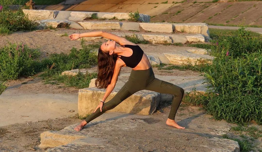 古力娜扎不愧是小腰精一袭紧身连衣裙若隐若现这身材绝了