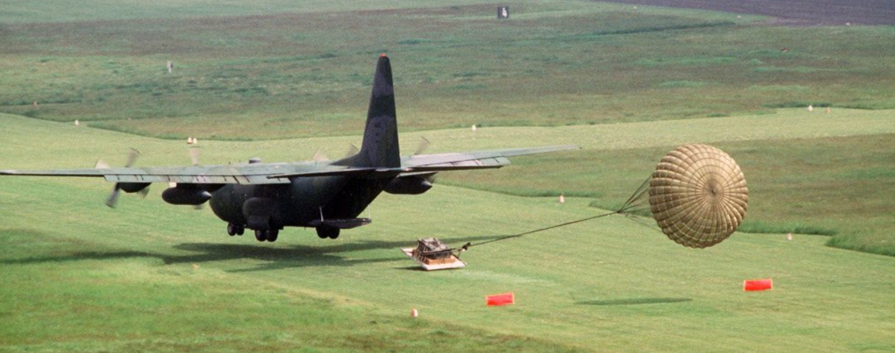 美国82空降师空投谢里登坦克的情景,采用超低空的近地面甩投