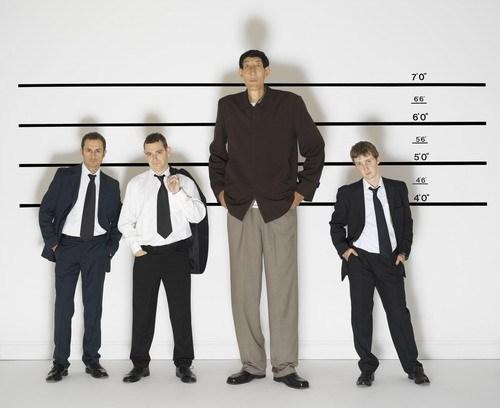 和身高2米36的中国第一巨人结婚什么感受?1米68妻子这么回答